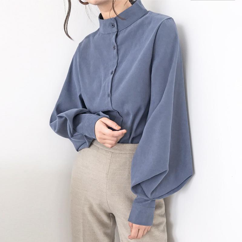 Moda femminile: camicia elegante donna con maniche a sbuffo. Top versatile per un look chic e raffinato.