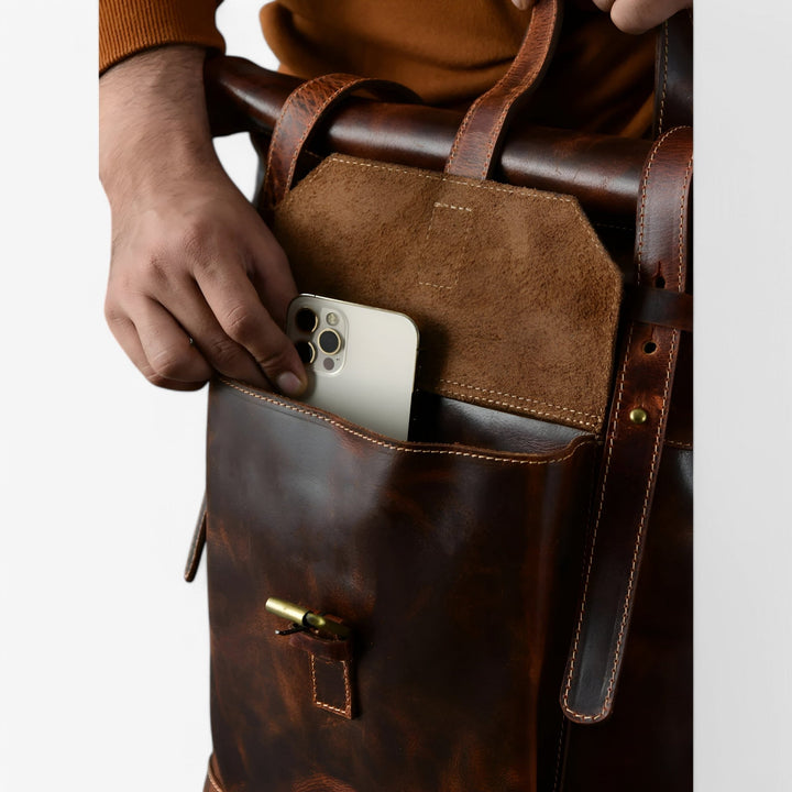 Zaino roll top unisex marrone con chiusura regolabile a fibbia. Pratico per adulti, viaggio o città.