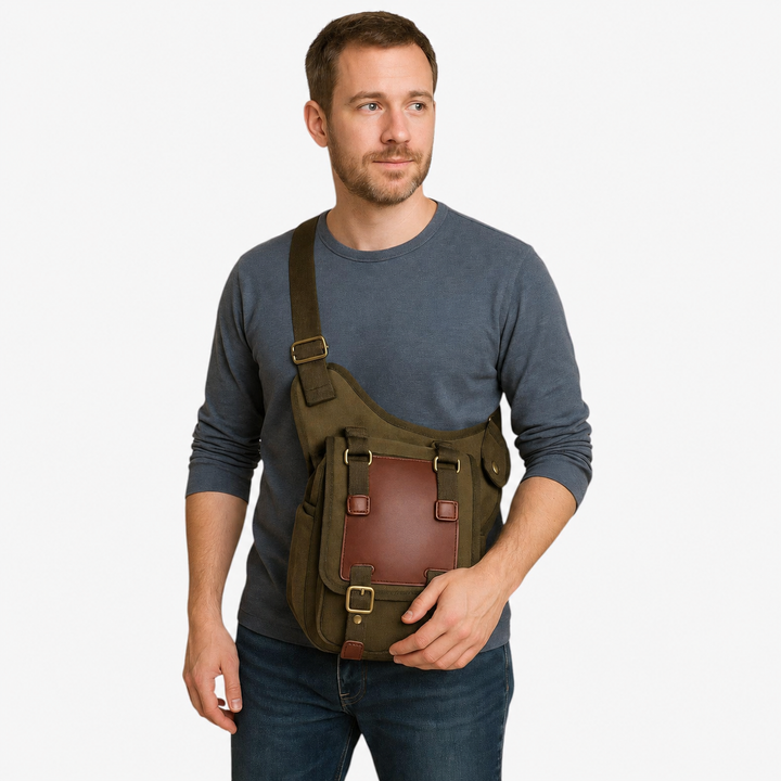 Dettaglio tracolla regolabile di borsa messenger uomo in tela kaki, per massimo comfort e praticità in viaggio.