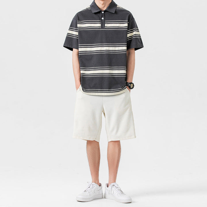 Completo uomo estivo marrone: t-shirt casual e shorts sportivi. Perfetto per il tempo libero e comfort estivo.