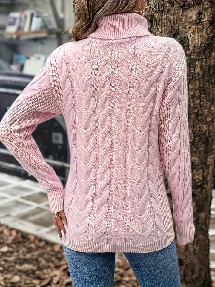 Maglione donna elegante con trecce e collo alto. Design confortevole e alla moda.