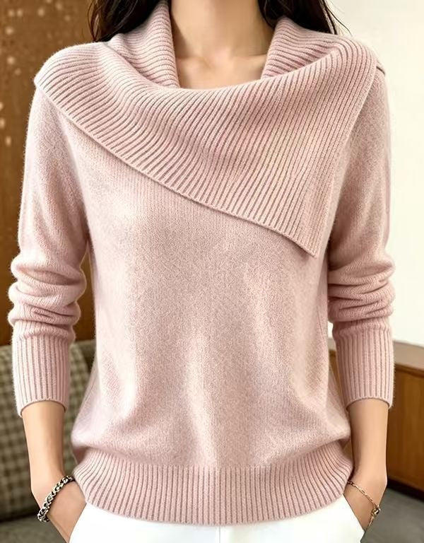 Donna che indossa maglione rilassato con collo a revers, per un look quotidiano chic.