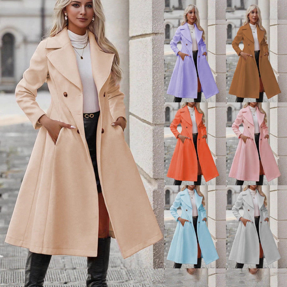 Trench lungo donna doppiopetto con ampi revers, perfetto per un look elegante da città o ufficio.