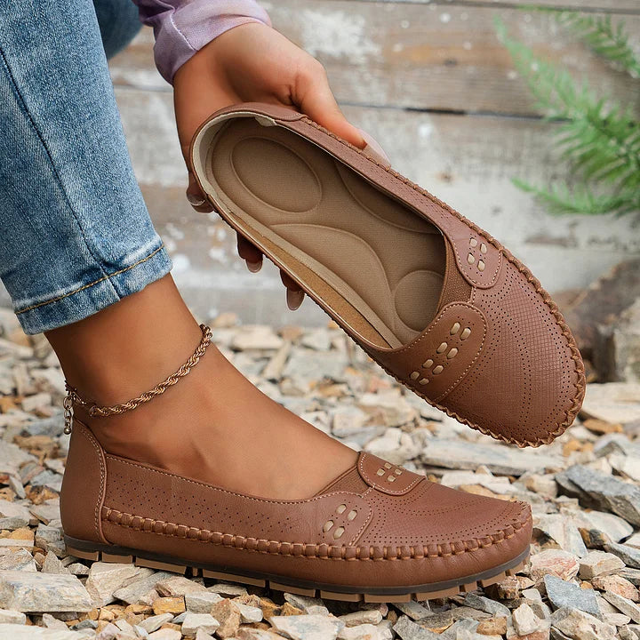 Scarpe ortopediche donna in pelle beige, versatili, per un comfort duraturo e supporto quotidiano.