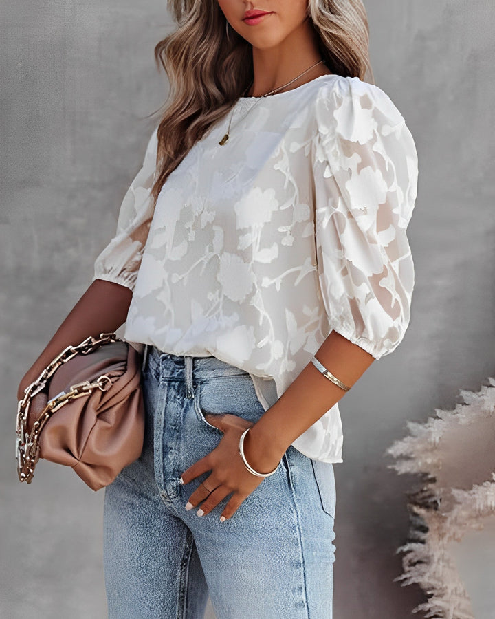 Blusa donna raffinata con ampie maniche a sbuffo, ideale per abbigliamento estivo e casual.