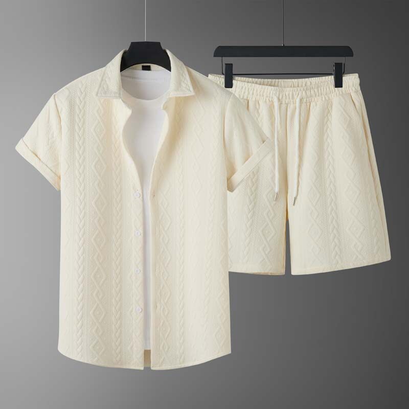 Set due pezzi uomo primaverile, maglietta e shorts neri con elegante motivo a rombo.