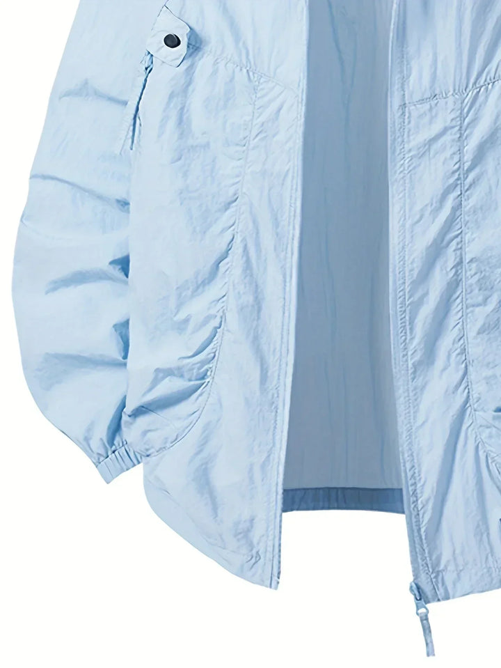Moderna giacca a vento con cappuccio da uomo, perfetta per abbigliamento esterno leggero e casual.