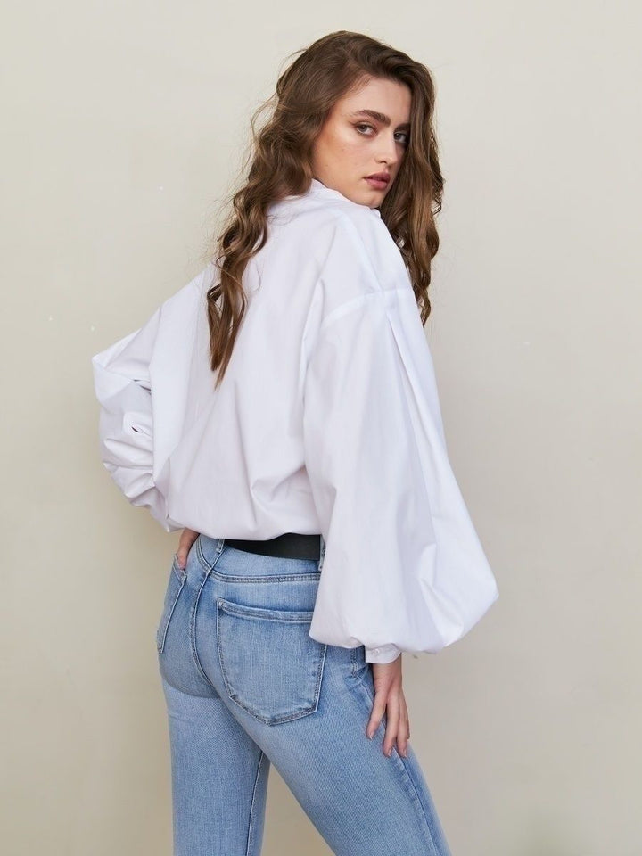 Moderna camicia donna con maniche a sbuffo, stampa ciliegie. Un capo di moda femminile perfetto per un look fresco.