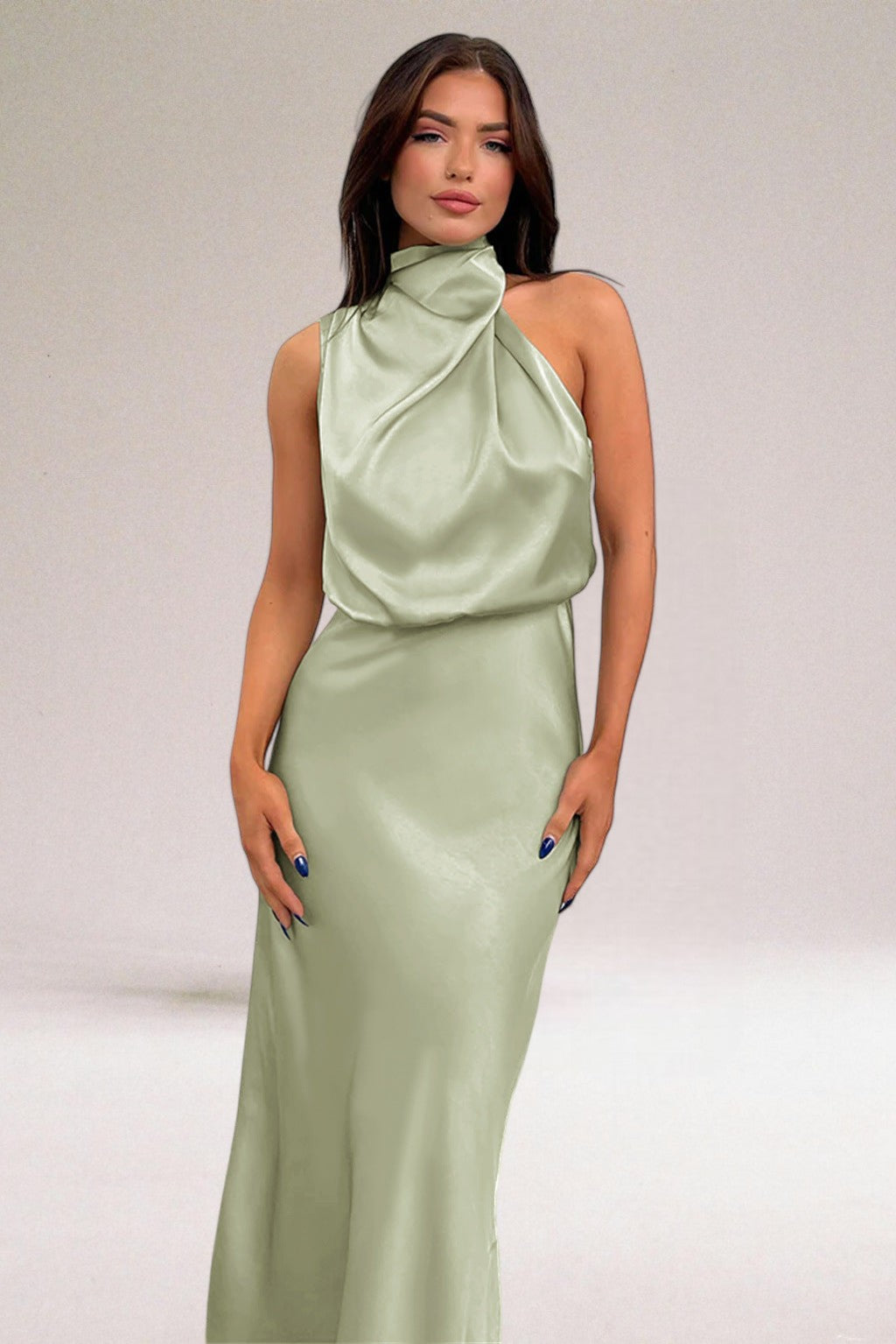 Elegante abito lungo donna satinato, con scollo halter e gonna fluida, ideale per eventi serali.