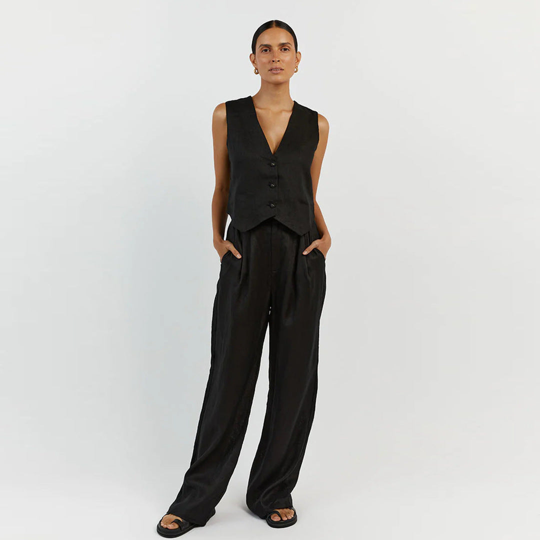 Outfit elegante donna: raffinato set due pezzi con gilet e pantaloni slim, abbigliamento femminile versatile.