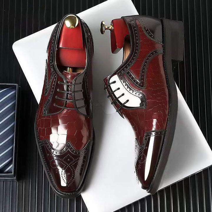 Scarpe classiche uomo Oxford Brogue, perfette per look business. Calzature eleganti con lacci e punta quadrata.
