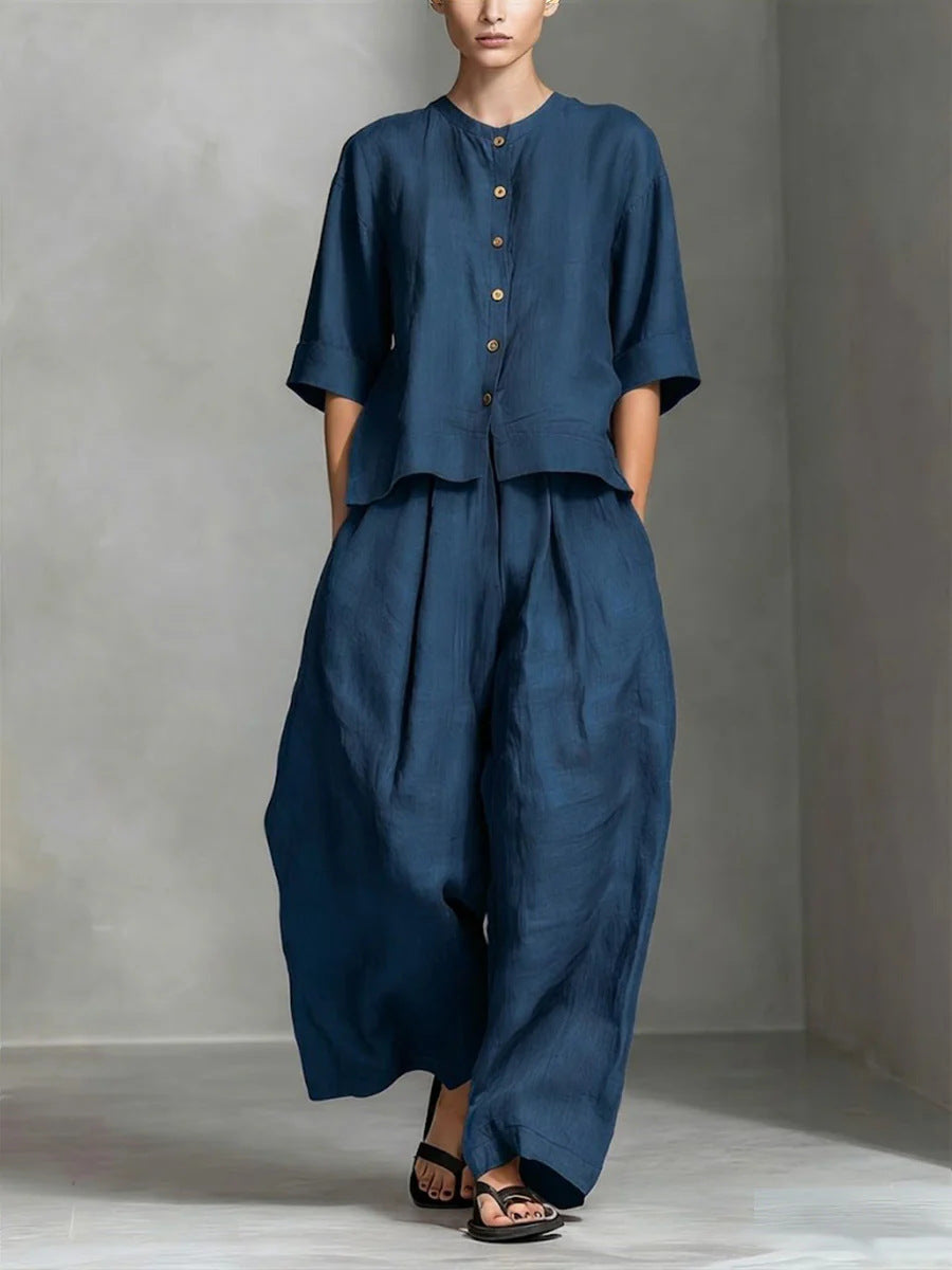 Outfit coordinato donna due pezzi estivo in lino cotone. Camicia ampia e pantaloni lunghi per un look casual chic.