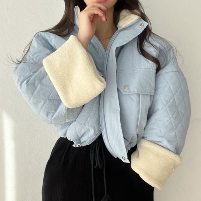 Giacca donna casual per l'inverno, calda con collo alto e vestibilità ampia. Capospalla alla moda in blu.