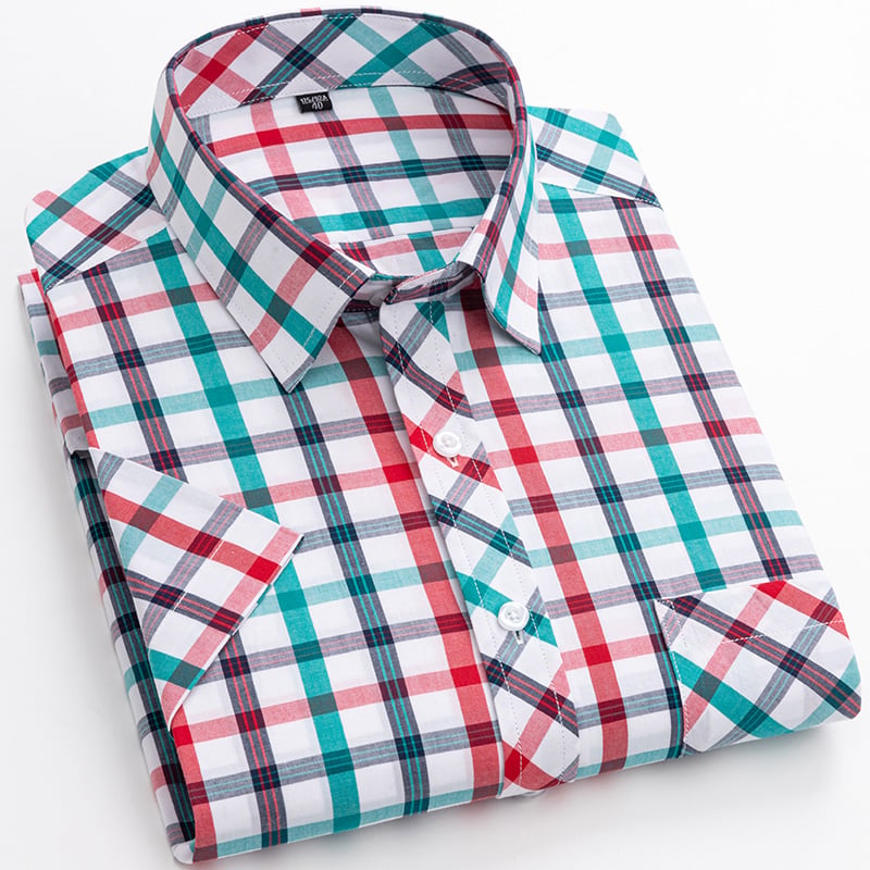 Uomo in camicia scozzese maniche corte, relax estivo e stile casual. Outfit versatile con bottoni.