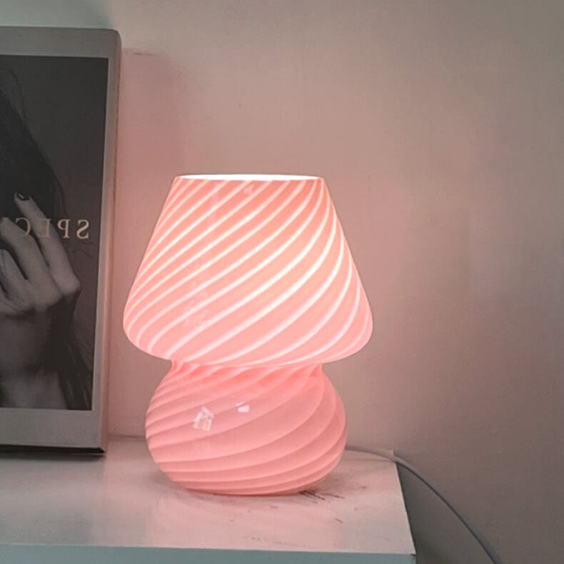 Illuminazione moderna a fungo, lampada da tavolo con strisce, stile contemporaneo.