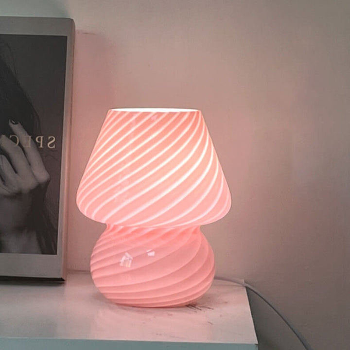 Illuminazione moderna a fungo, lampada da tavolo con strisce, stile contemporaneo.