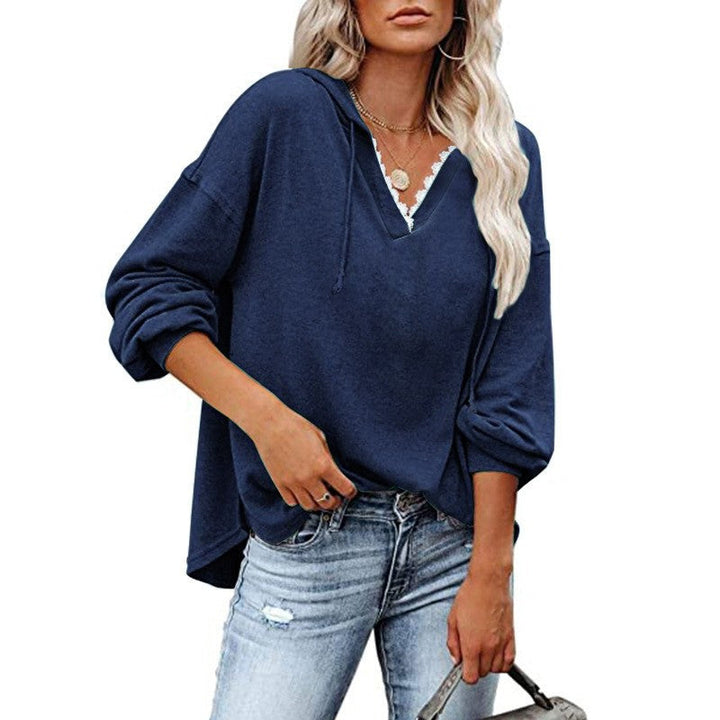Felpa donna con cappuccio e scollo a V profondo, dettagli pizzo, maniche lunghe, stile casual comodo.