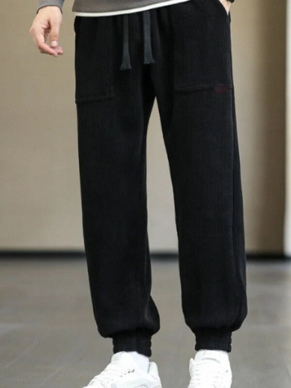 Look streetwear con pantaloni uomo a coste slim fit, gamba dritta, comodi e sempre impeccabili.
