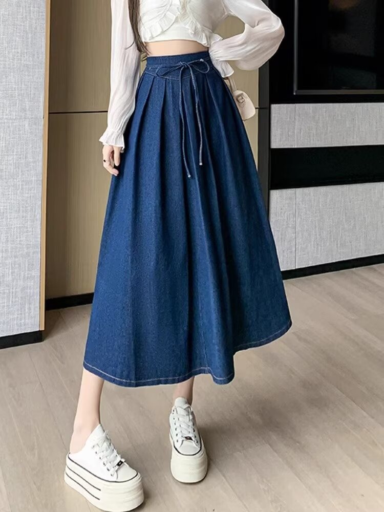 Gonna midi donna blu a vita alta, pieghettata e con elegante silhouette ad A. Perfetta per look versatili.