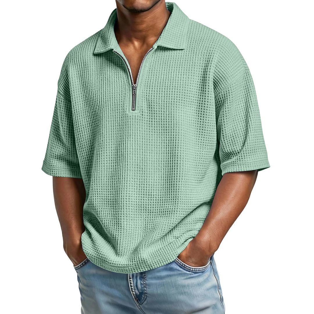 Polo uomo estiva tinta unita, versatile per look casual o più eleganti. Ideale per vacanze al mare.