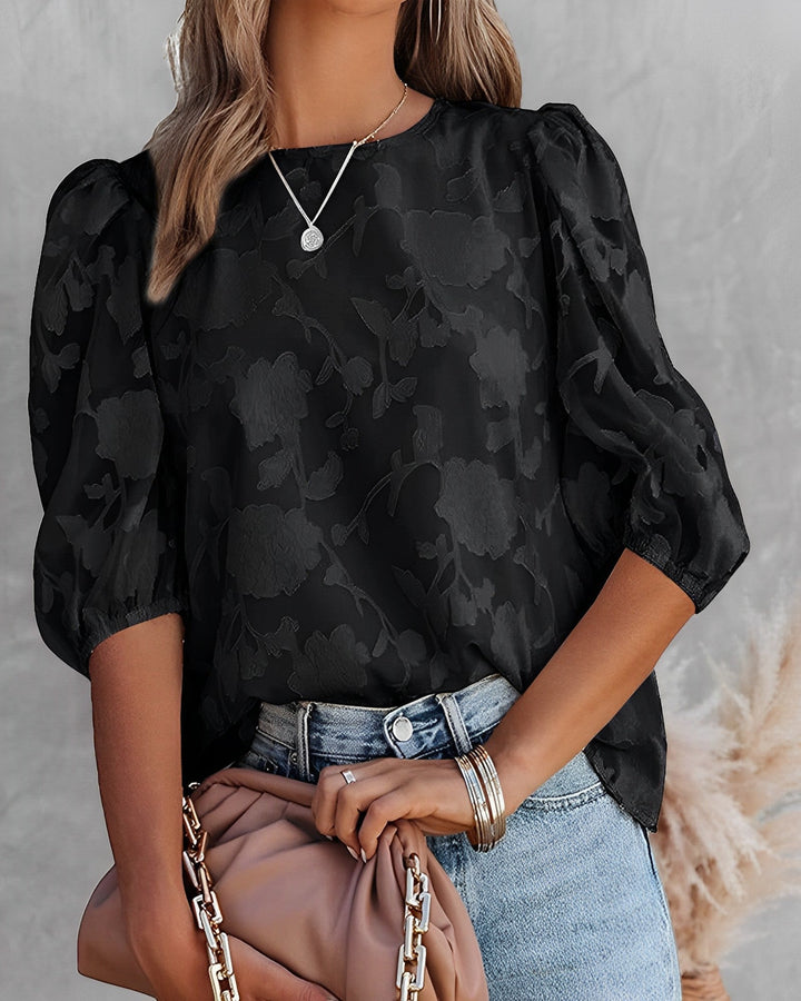 Camicetta donna con maniche a sbuffo, blusa perfetta per un abbigliamento primaverile elegante.