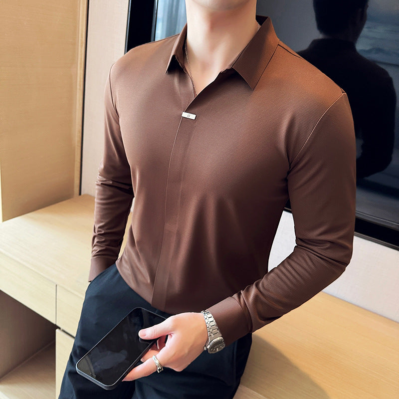 Camicia uomo versatile, maniche lunghe e collo a V. Perfetta per look elegante o casual moderno.