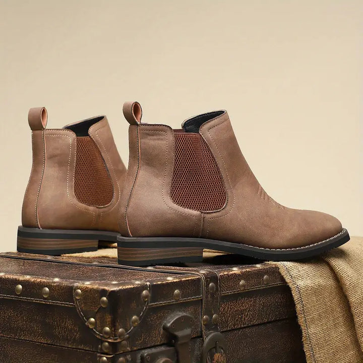 Stivaletti eleganti Chelsea da uomo, combinano il comfort slip-on con una suola affidabile antiscivolo.