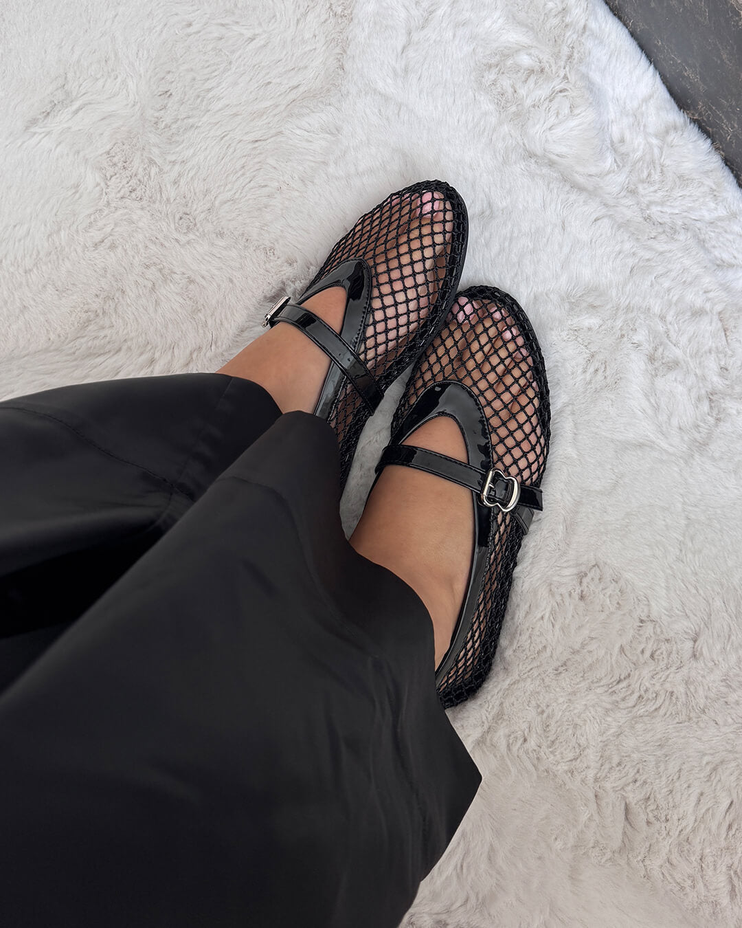 Comode ballerine basse da donna, realizzate in mesh traspirante. Scarpe leggere ideali per l'uso quotidiano.