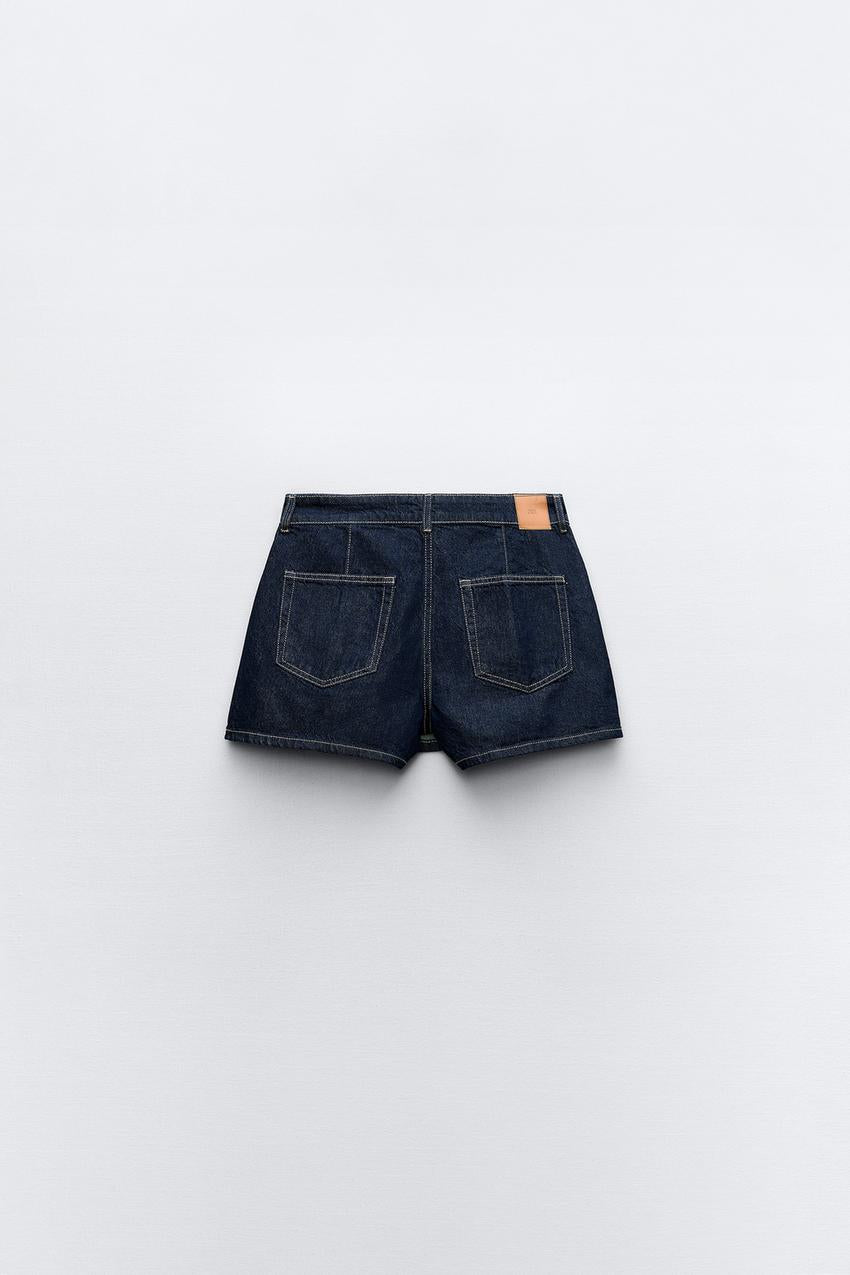 Completo donna casual chic: top e gonna-pantaloncino in denim, set versatile due pezzi per l'abbigliamento estivo.