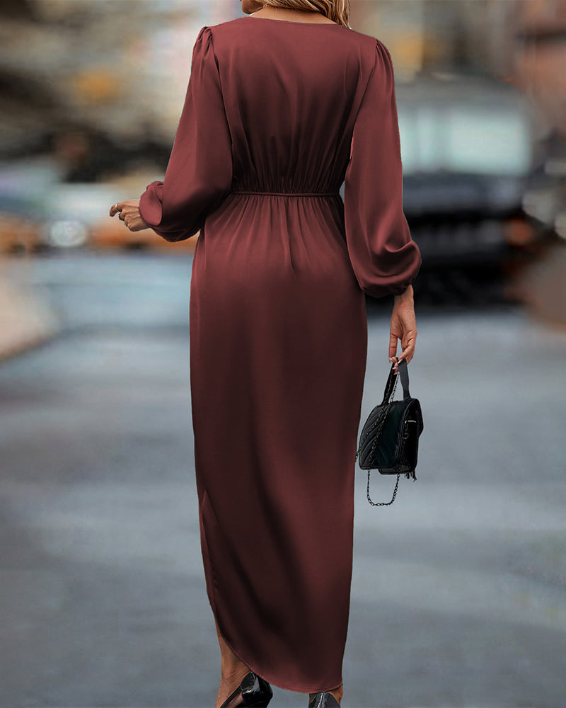 Abito donna fluido marrone, con dettagli di maniche a lanterna e scollo a V. Perfetto per outfit raffinati.