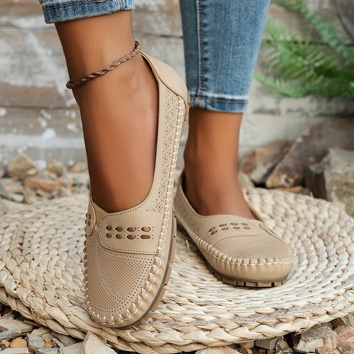 Scarpe da passeggio donna ortopediche beige, garantiscono comfort superiore e supporto per tutto il giorno.