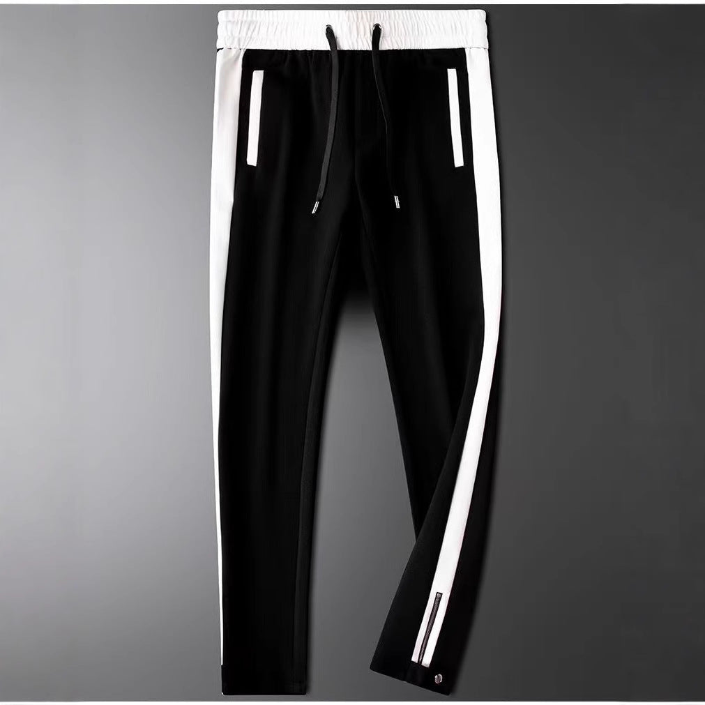 Pantaloni dritti uomo stile streetwear, con dettagli patchwork e comfort elasticizzato. Outfit casual moderno.