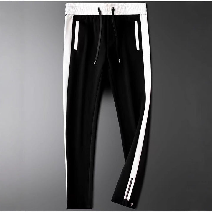Pantaloni dritti uomo stile streetwear, con dettagli patchwork e comfort elasticizzato. Outfit casual moderno.