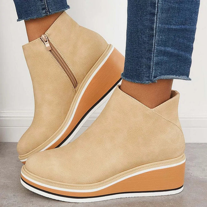 Stivali di lusso donna in suede color cammello, calzature invernali che uniscono eleganza e comfort.
