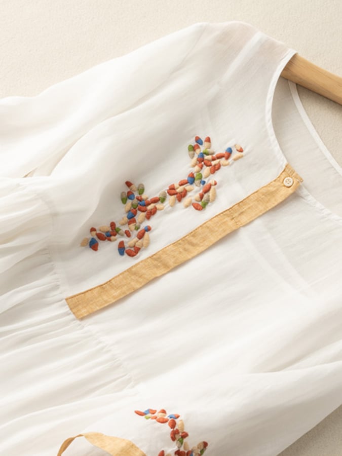 Comodo abito donna midi in cotone ricamato. Vestito estivo con design etnico boho chic per massimo comfort.