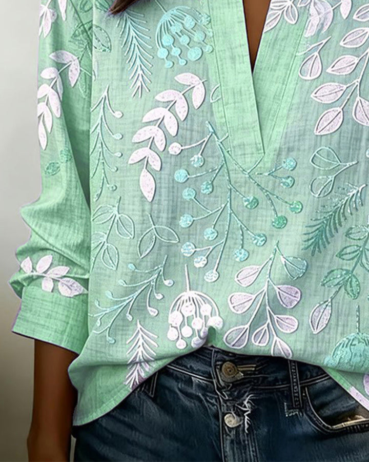 Blusa donna con scollo a V, maniche tre quarti e delicata stampa floreale. Perfetta per ogni occasione.