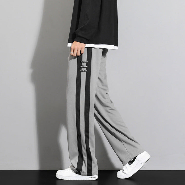 Pantaloni casual uomo a gamba dritta, con motivo a righe sottili, un capo essenziale per la moda maschile versatile.