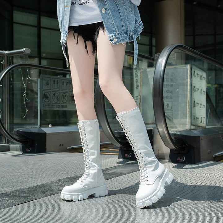Stivali alti ginocchio donna con piattaforma robusta, disponibili in bianco e nero, ideali per l'autunno/inverno.