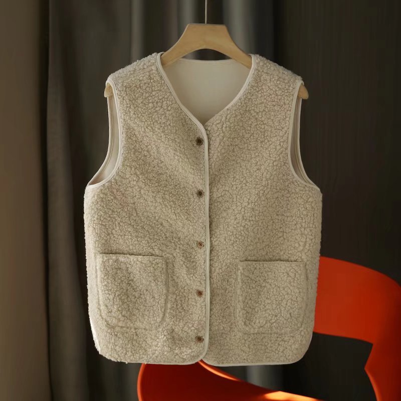 Gilet da donna in sherpa a bottoni, versatile e caldo, perfetto per un look casual chic per ogni occasione.