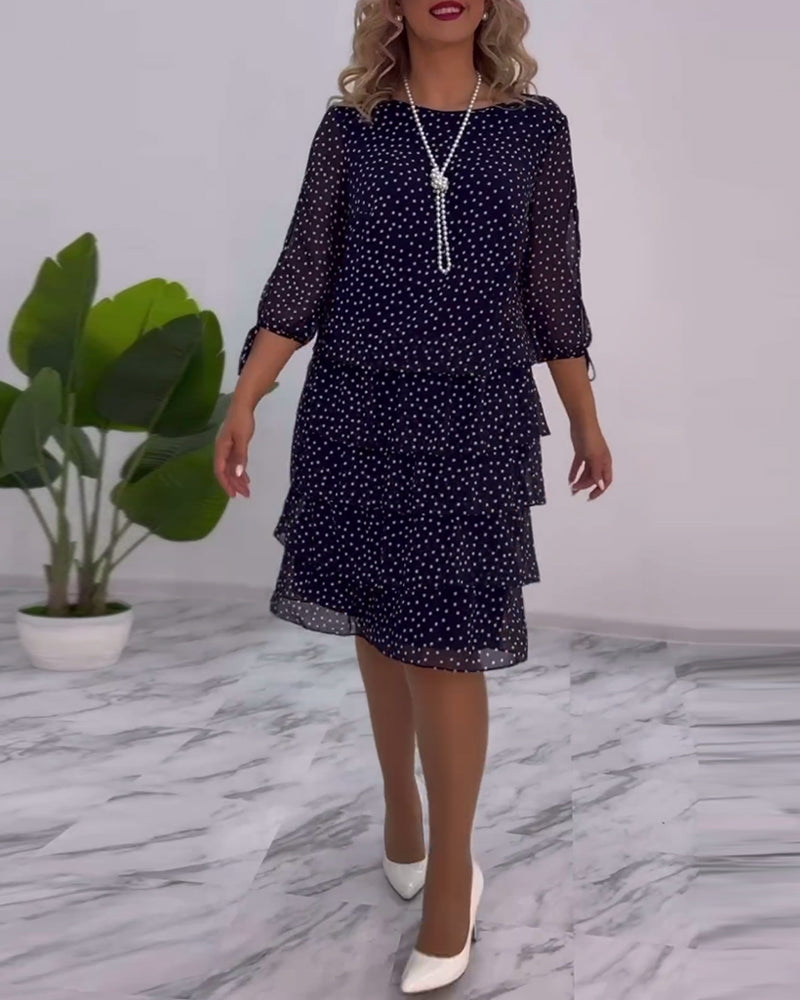 Abito donna elegante a pois con gonna fluida e maniche a tre quarti, per un look chic e abbigliamento autunnale.