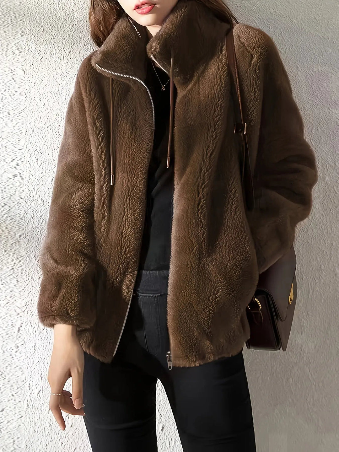 Giacca in pile morbida e calda per donna, perfetta per il comfort casual. Capospalla essenziale d'inverno.