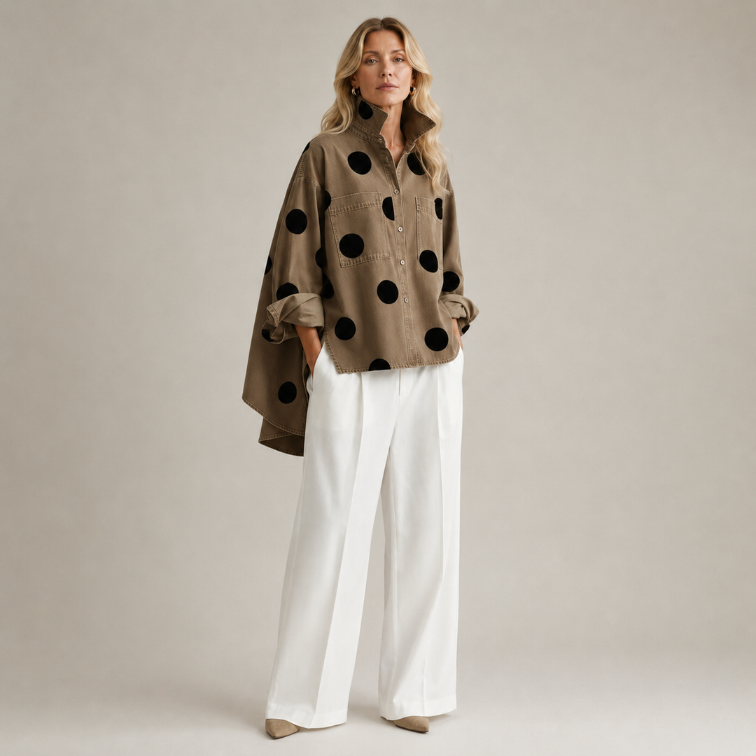 Dettaglio camicia donna a pois, manica lunga con bottoni. Top versatile e alla moda per un look casual.