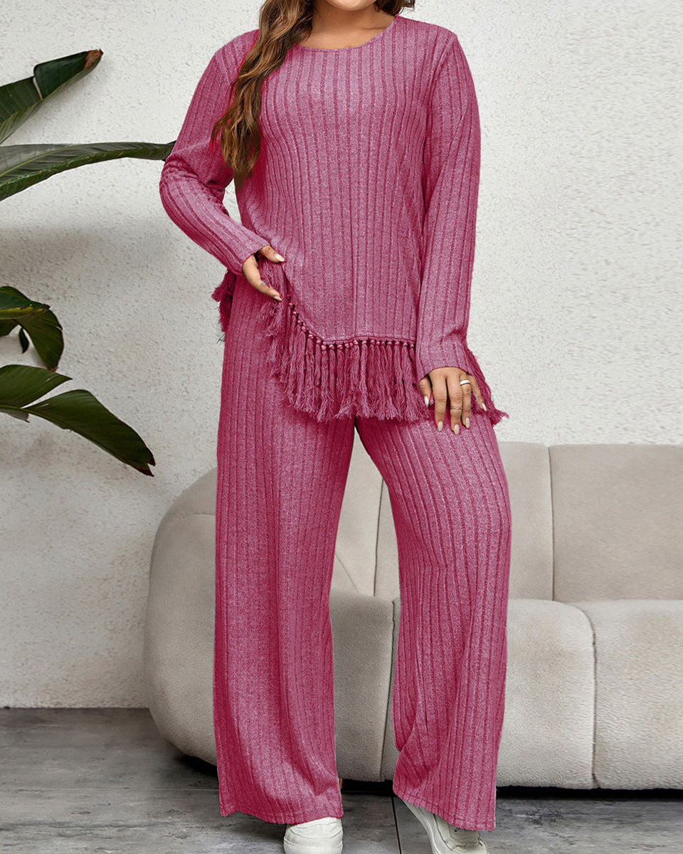 Completo due pezzi curvy con top corto sfrangiato e pantaloni ampi, moda donna primaverile rilassante.