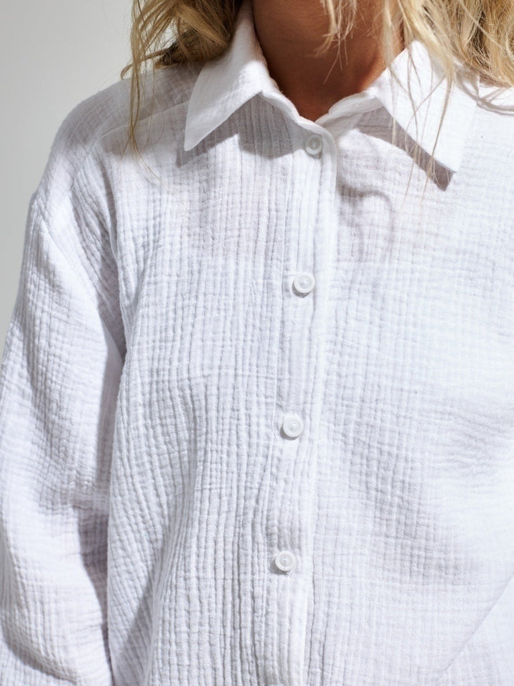 Camicia da donna a maniche lunghe, capo essenziale ed elegante per il tuo guardaroba moda donna.