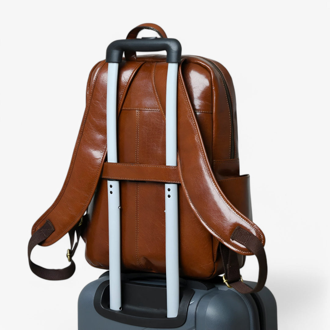Interno organizzato zaino uomo marrone, scomparto laptop e tasche pratiche.