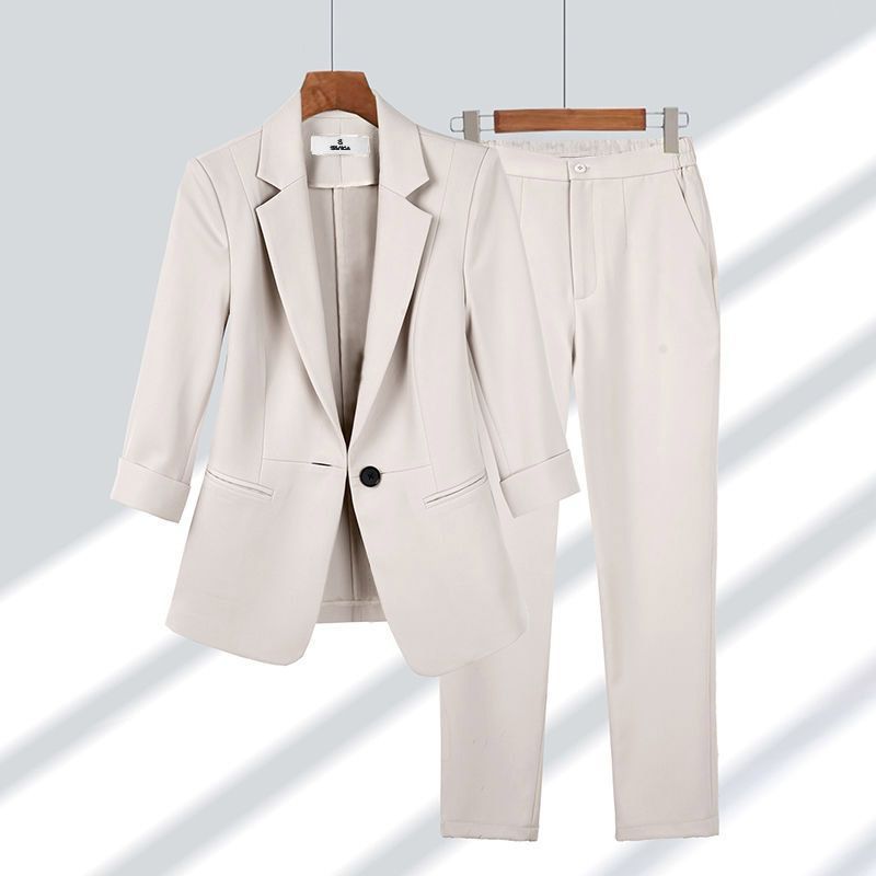 Blazer aderente donna e pantaloni eleganti dritti, un completo sartoriale moderno per ogni stagione.