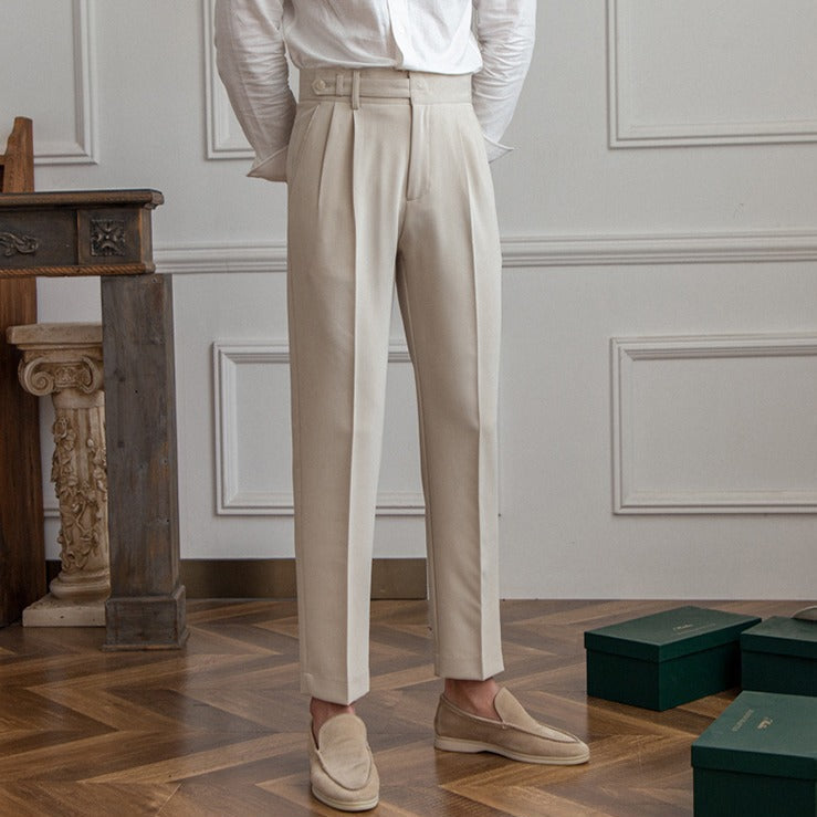 Pantalone uomo casual chic dritto, senza cintura, versatile per occasioni formali.