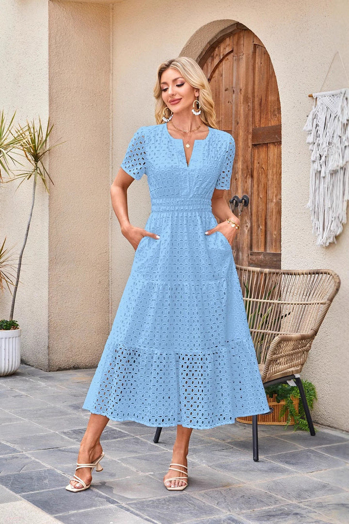 Abito da donna lungo per l'estate, con scollo a V, maniche corte e un design intagliato. Perfetto per ogni occasione.