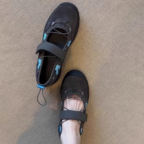 Dettaglio chiusura a strappo su scarpe Mary Jane donna casual, con suola spessa per extra comfort e stile.