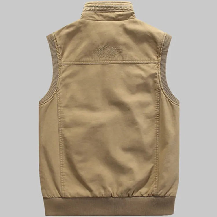 Gilet da uomo multitasche in stile vintage disponibile in cachi o verde. Perfetto per un look outdoor maschile.